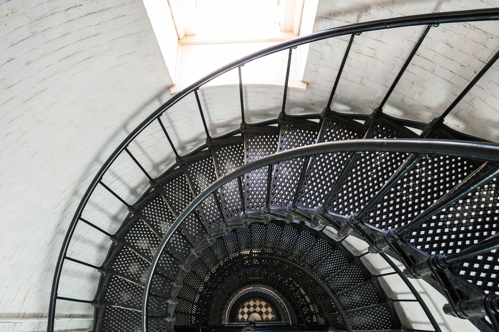 Atelier de m&eacute;tallurgie o&ugrave; un artisan utilise une meuleuse d'angle sur une pi&egrave;ce m&eacute;tallique massive