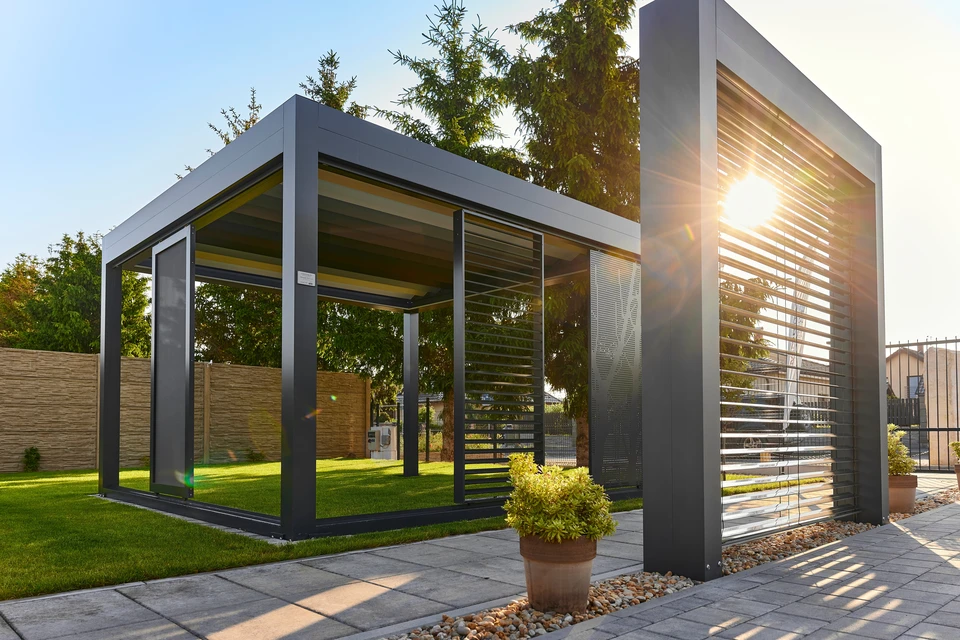 Terrasse extérieure contemporaine avec piscine rectangulaire intégrée dans plancher bois composite