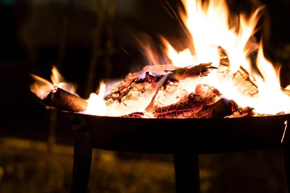 Flamme éternelle brûlant au centre d'un mémorial avec architecture néoclassique