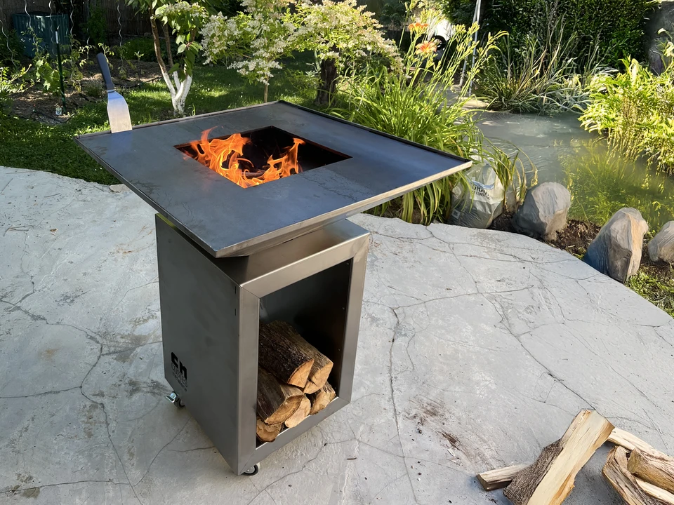 Scène extérieure de barbecue avec brasero circulaire en métal noir à grille concentrique