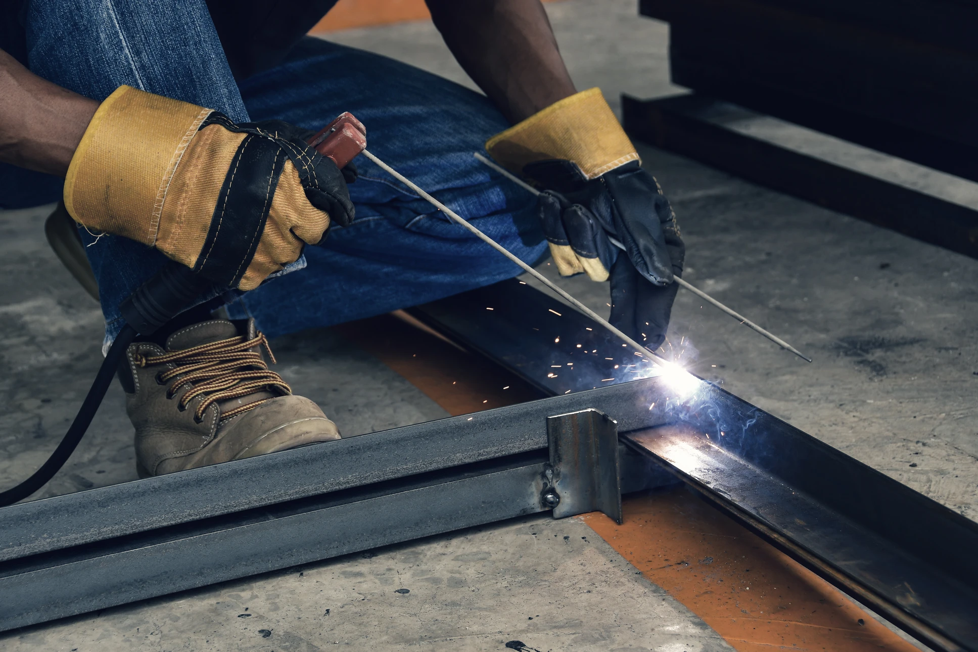 Intérieur moderne avec escalier, mezzanine et garde-corps à câbles tendus