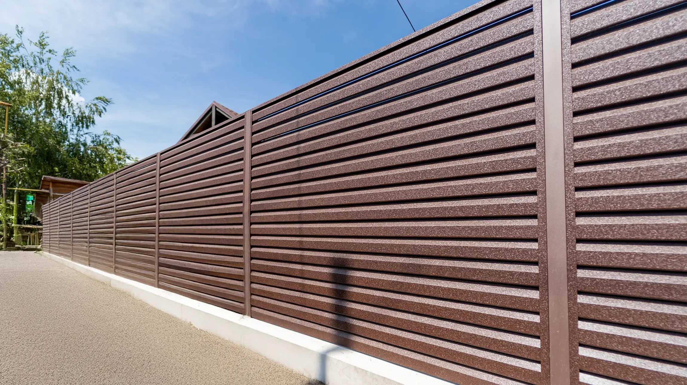 clôture en acier noir de la maison d'habitation style moderne ornement vert sécurisé