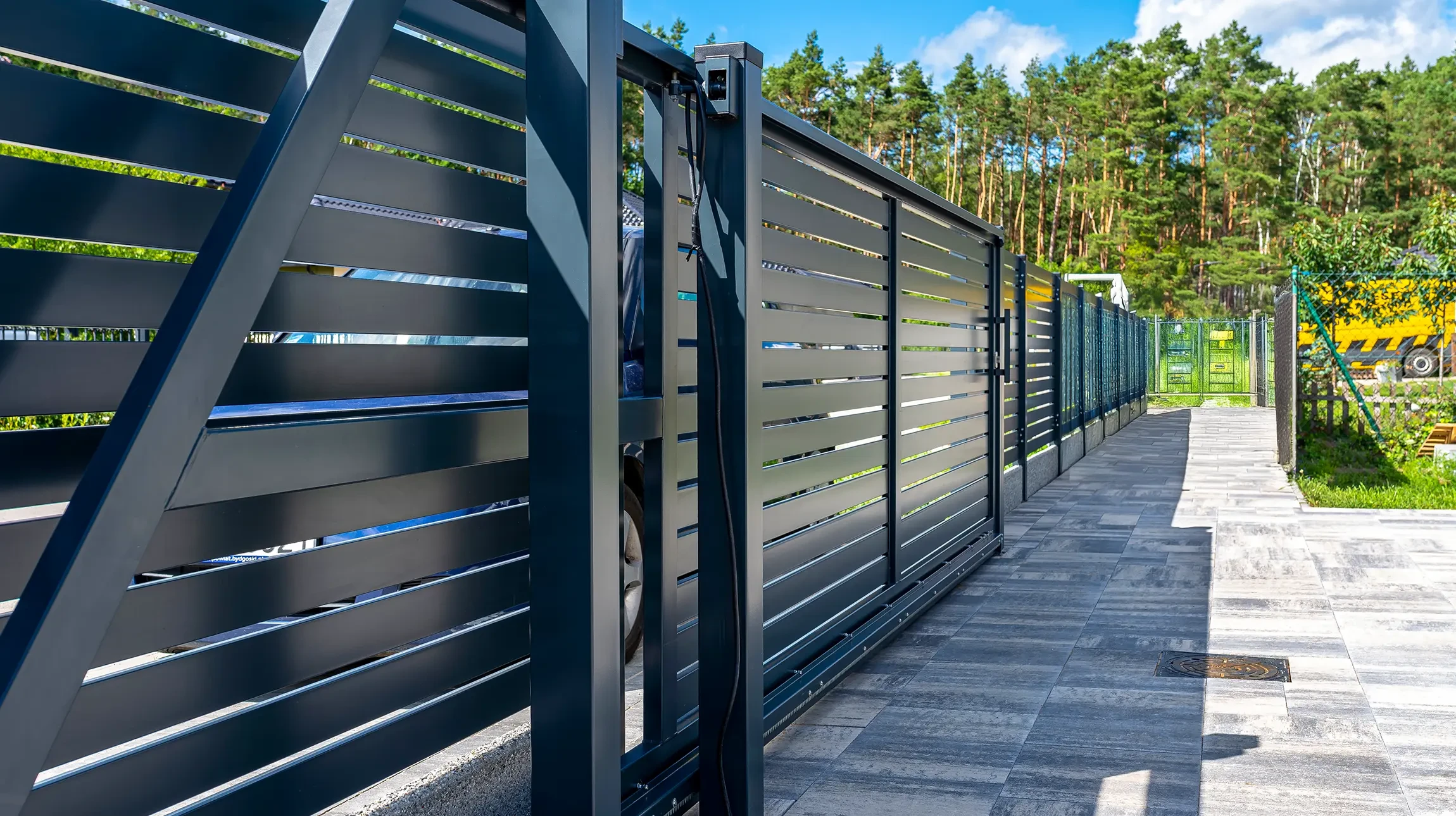 Porte de maison en panneau moderne en couleur grise