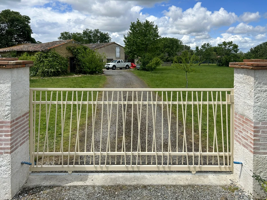 Portail résidentiel extérieur avec pilier en briques rouges et portillon assorti