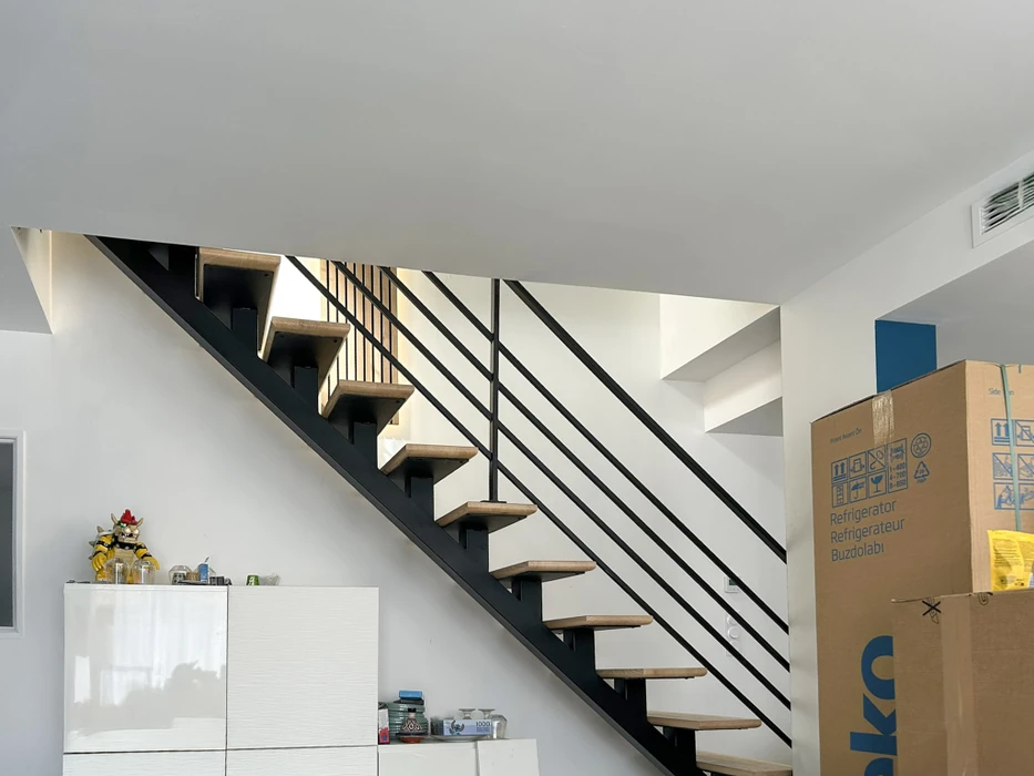 Escalier hélicoïdal moderne dans intérieur contemporain aux murs gris anthracite