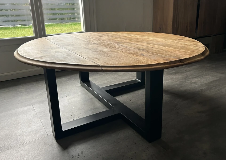 Atelier de design industriel avec designer travaillant sur croquis techniques de chaises et mobilier