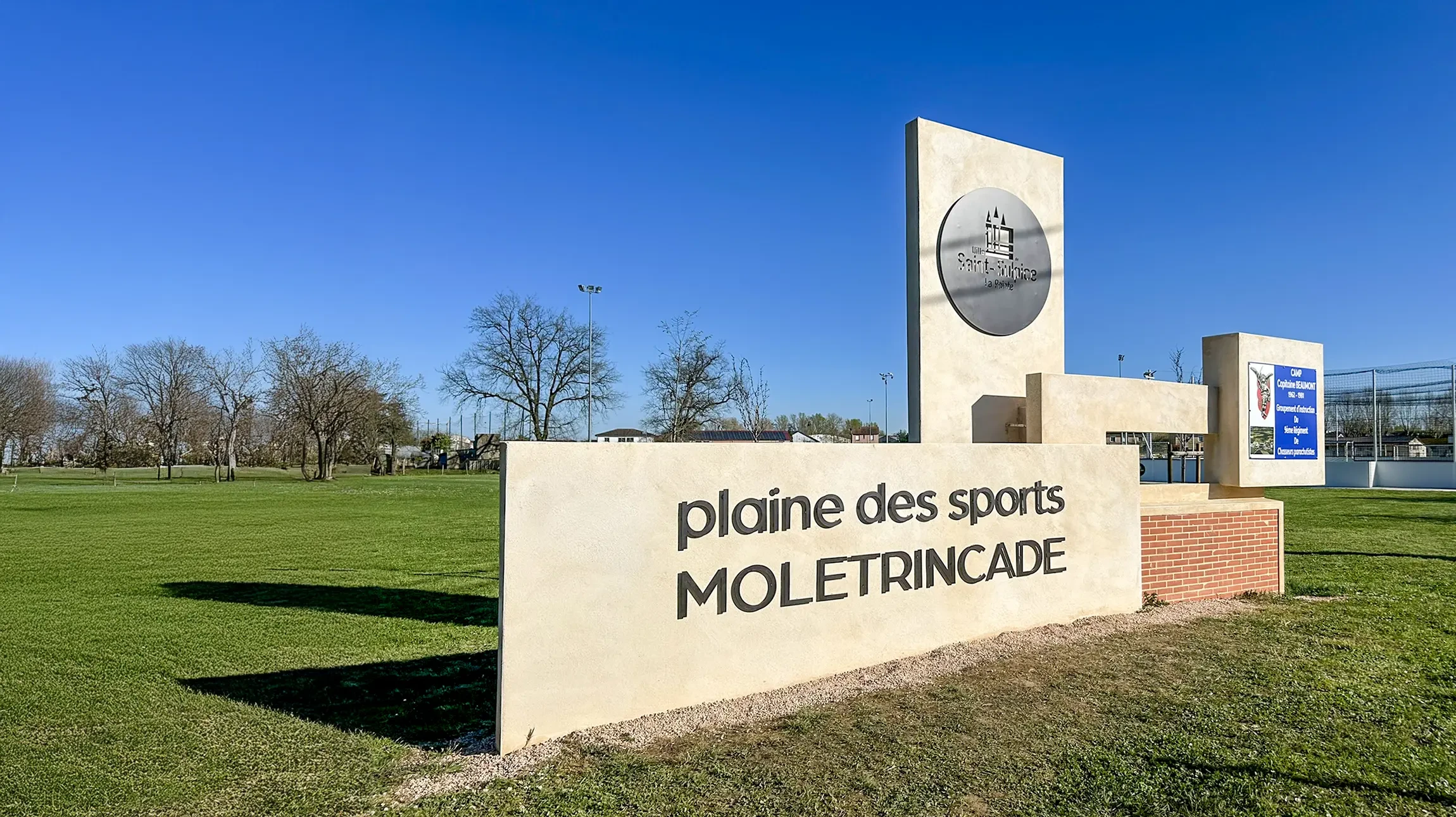 Int&eacute;rieur industriel minimaliste avec mobilier m&eacute;tallique