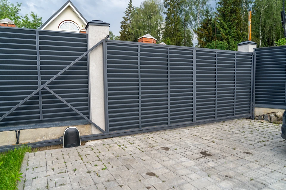 Sc&egrave;ne int&eacute;rieure d'escalier moderne avec rampe m&eacute;tallique chrom&eacute;e et marches en bois clair