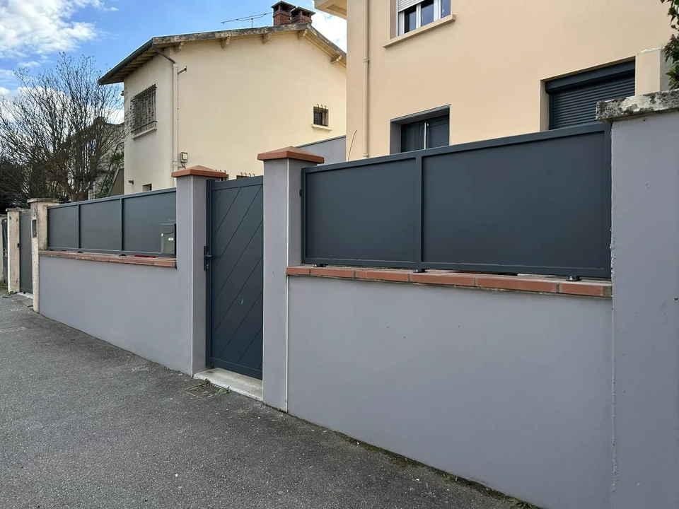 Atelier de métallurgie industrielle avec projection intense d'étincelles dorées lors d'une opération de meulage ou découpage