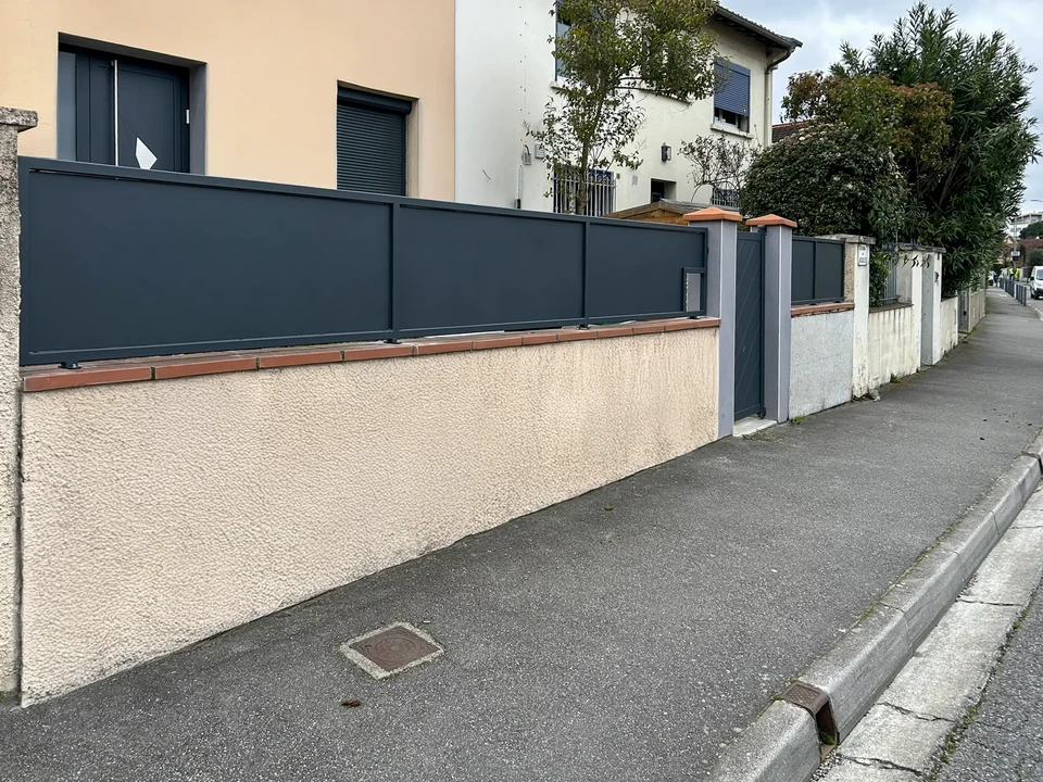 Structure métallique industrielle vue en contre-plongée sous ciel bleu avec soleil visible